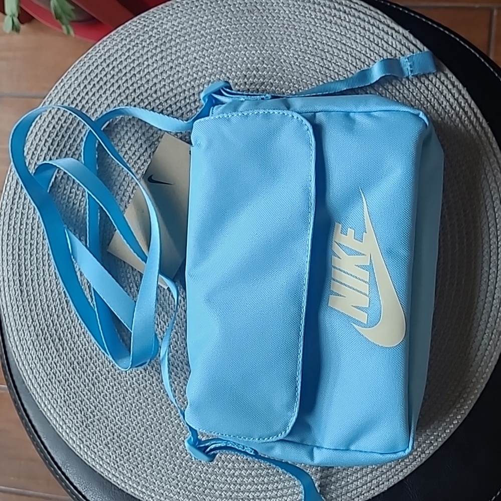 Nike Futura Crossbody Bag - Picture 3 of 14